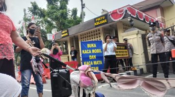 Lapor Pak Ketua Komisi III DPR RI : Aksi Demo Minta Kapolrestabes Medan Tangkap Mamak Maling, Puluhan BH Dijemur